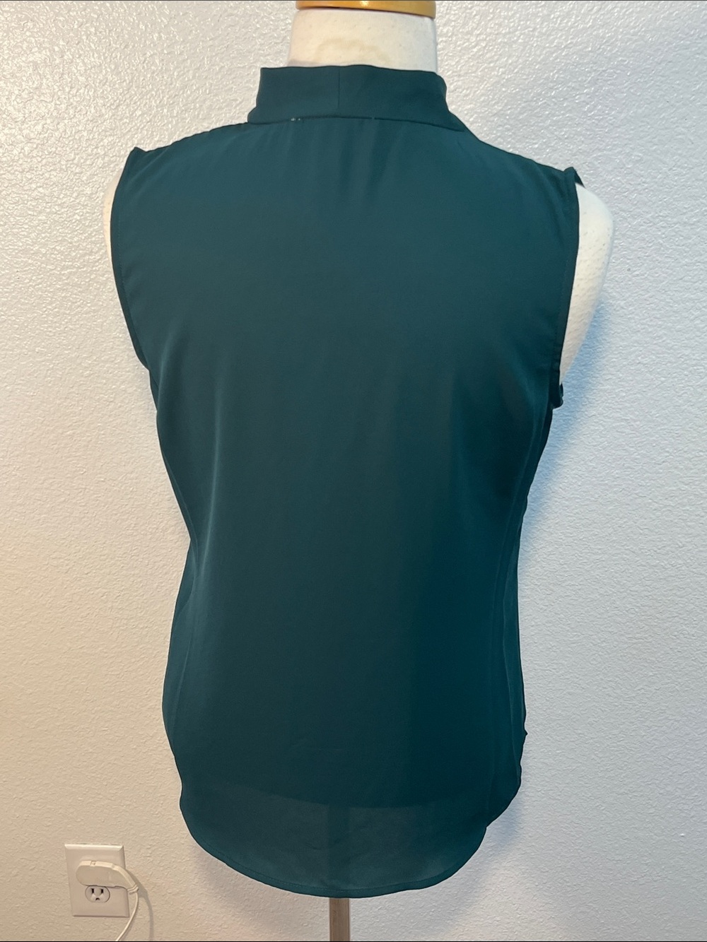 Nordstrom Rack Sleeveless Emerald Green Split Neck Blouse Size Small NWOT - Picture 4 of 6